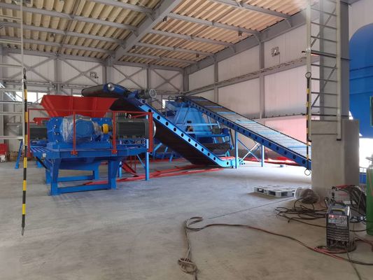 Τελειωμένα πλοία Μέγεθος 3-10cm Τυροκόπημα για την ανακύκλωση απόβλητων μετάλλων και πλαστικών