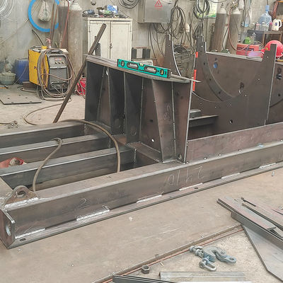 Μηχανήματα κατασκευής πριονιστήρων με ηλεκτρικό πριονιστήρα και σφυρί